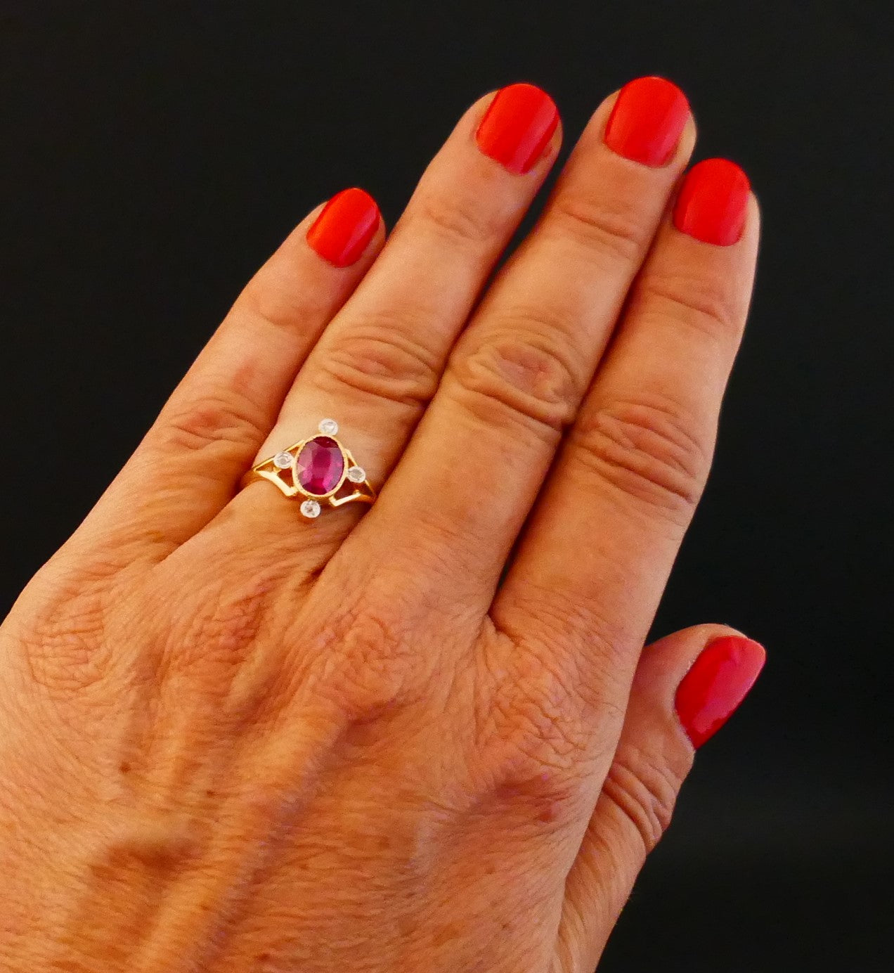 Bague Art Nouveau Pierre Rouge Et Diamants, Or Jaune 18 Carats