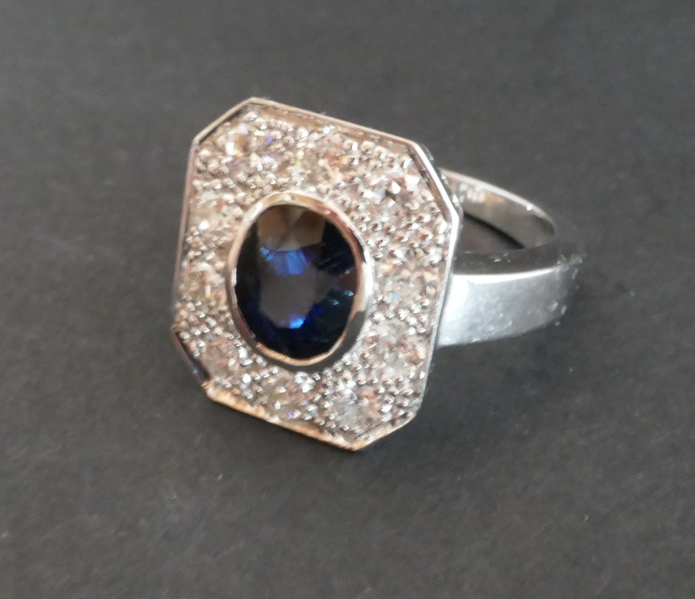 Bague Saphir Et Diamants, monture or blanc 18 carats