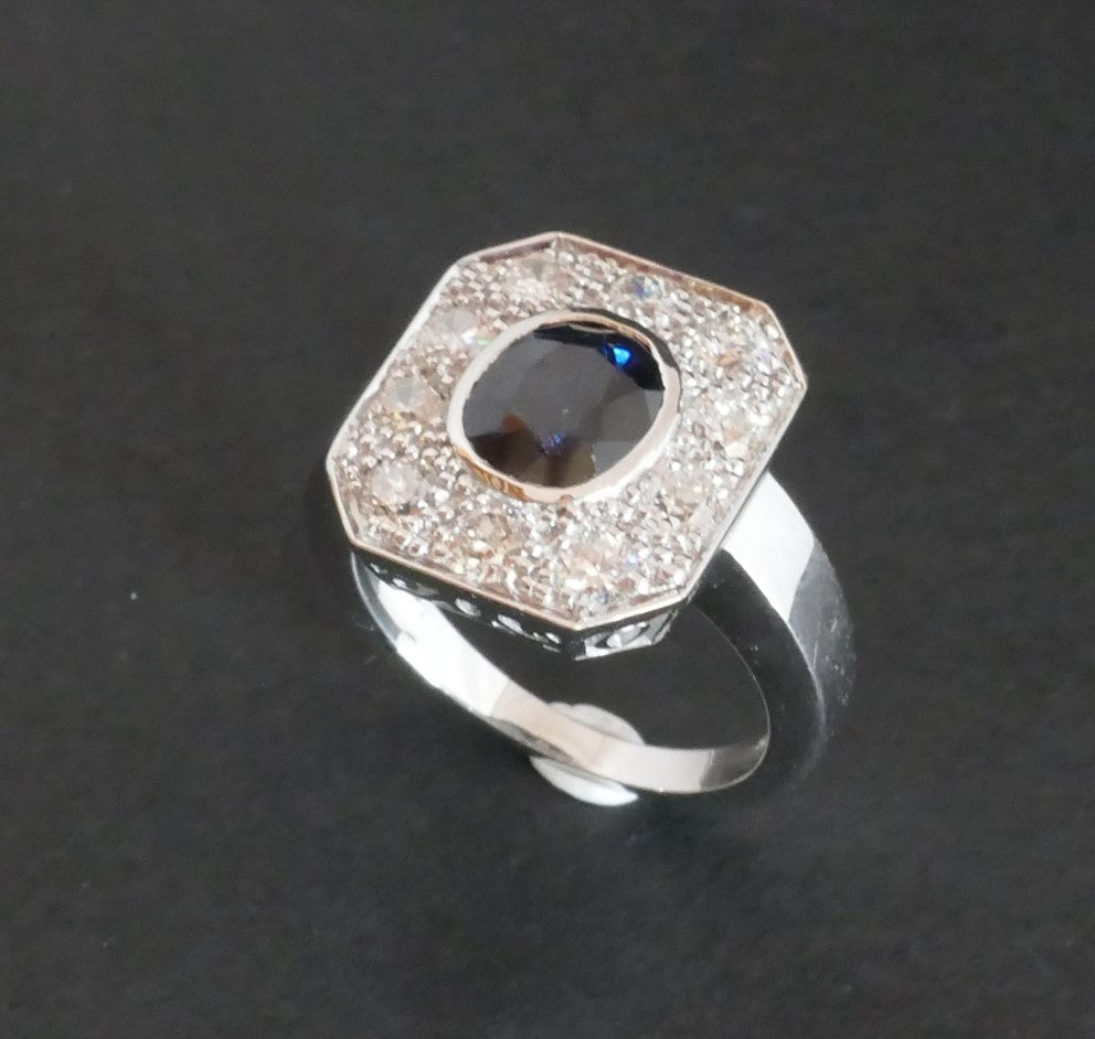 Bague Saphir Et Diamants, monture or blanc 18 carats