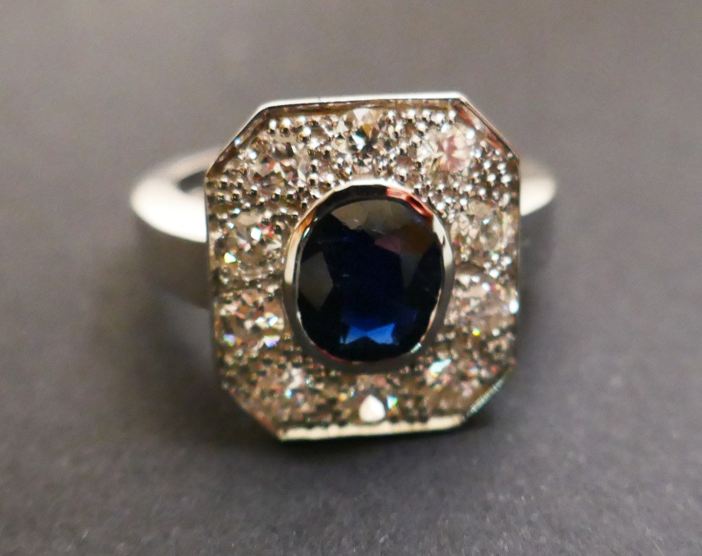 Bague Saphir Et Diamants, monture or blanc 18 carats