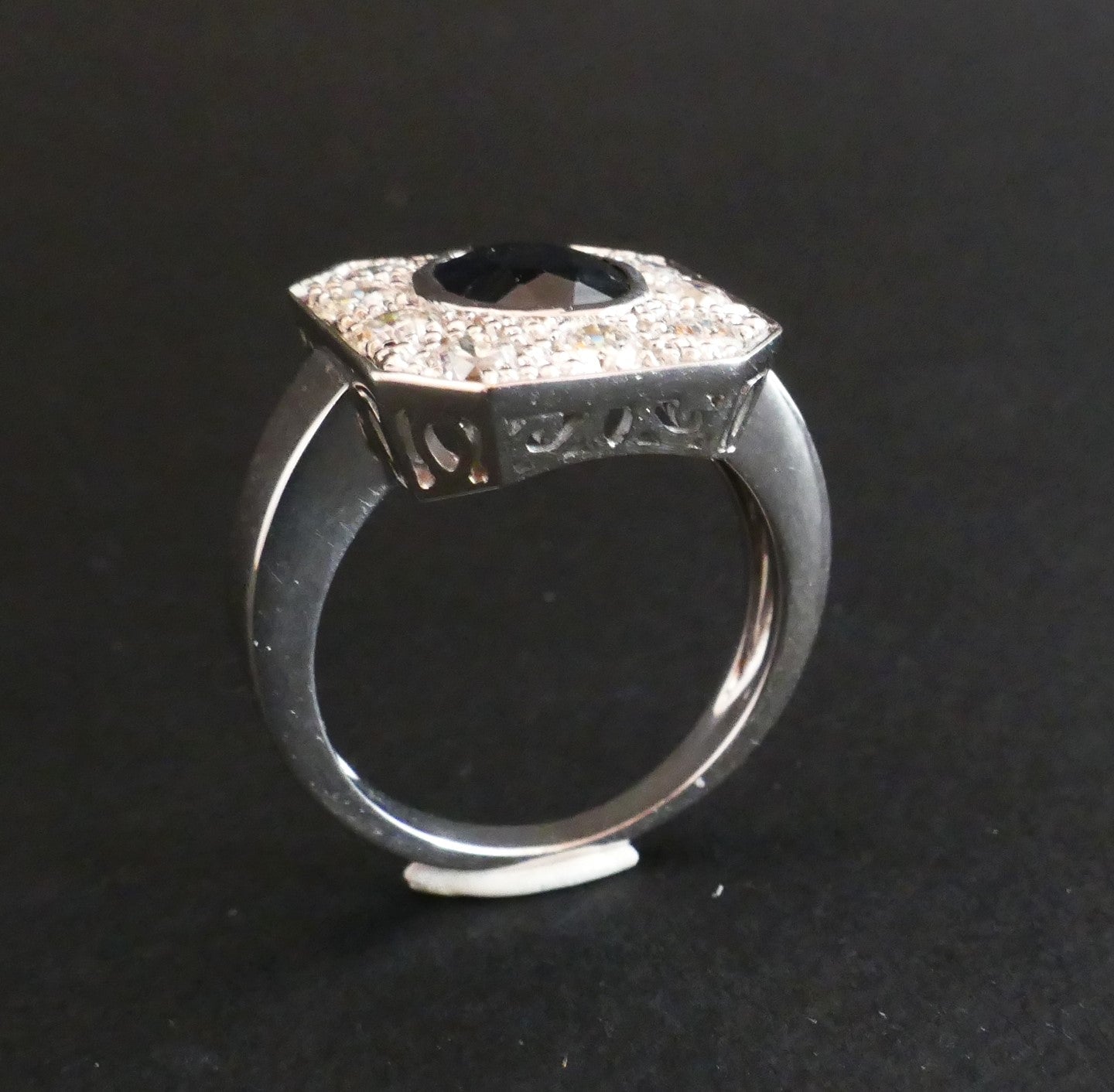 Bague Saphir Et Diamants, monture or blanc 18 carats