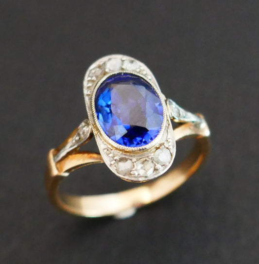 Bague Ancienne or et platine, Orné d'Un Saphir doublet Et Diamants Taille Rose.