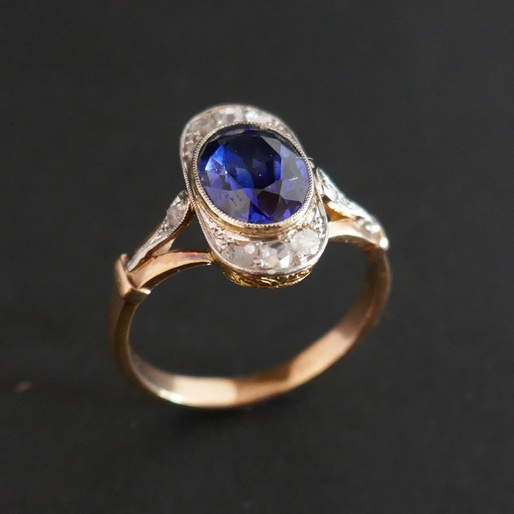 Bague Ancienne or et platine, Orné d'Un Saphir doublet Et Diamants Taille Rose.