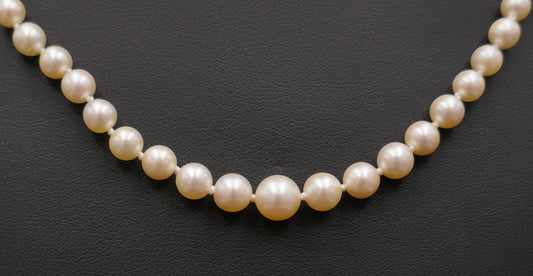 Collier De Perles De Culture, Fermoir Et Chaînette De Sécurité, or 18 carats.