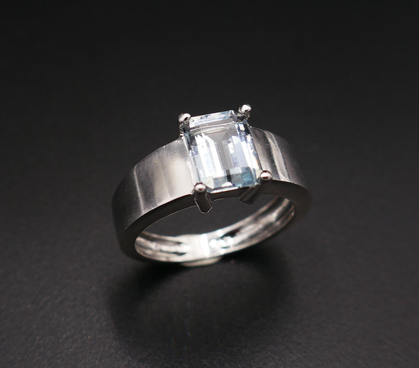 Bague Sertie d'Une Aigue Marine, Or Blanc 18 Carats