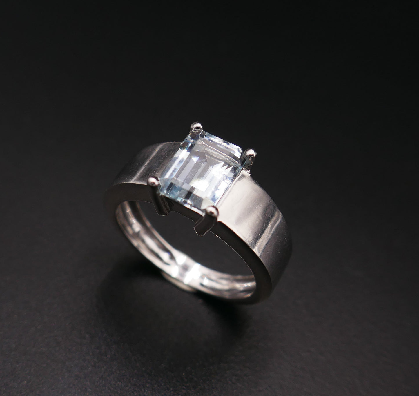Bague Sertie d'Une Aigue Marine, Or Blanc 18 Carats