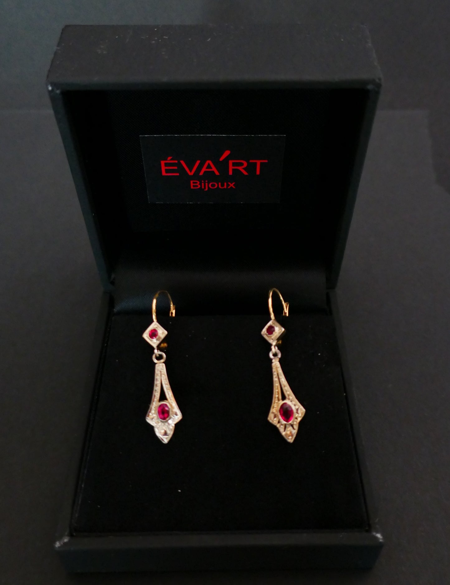 Boucles d'Oreilles anciennes en Or 2 Tons ornées de rhodolites.