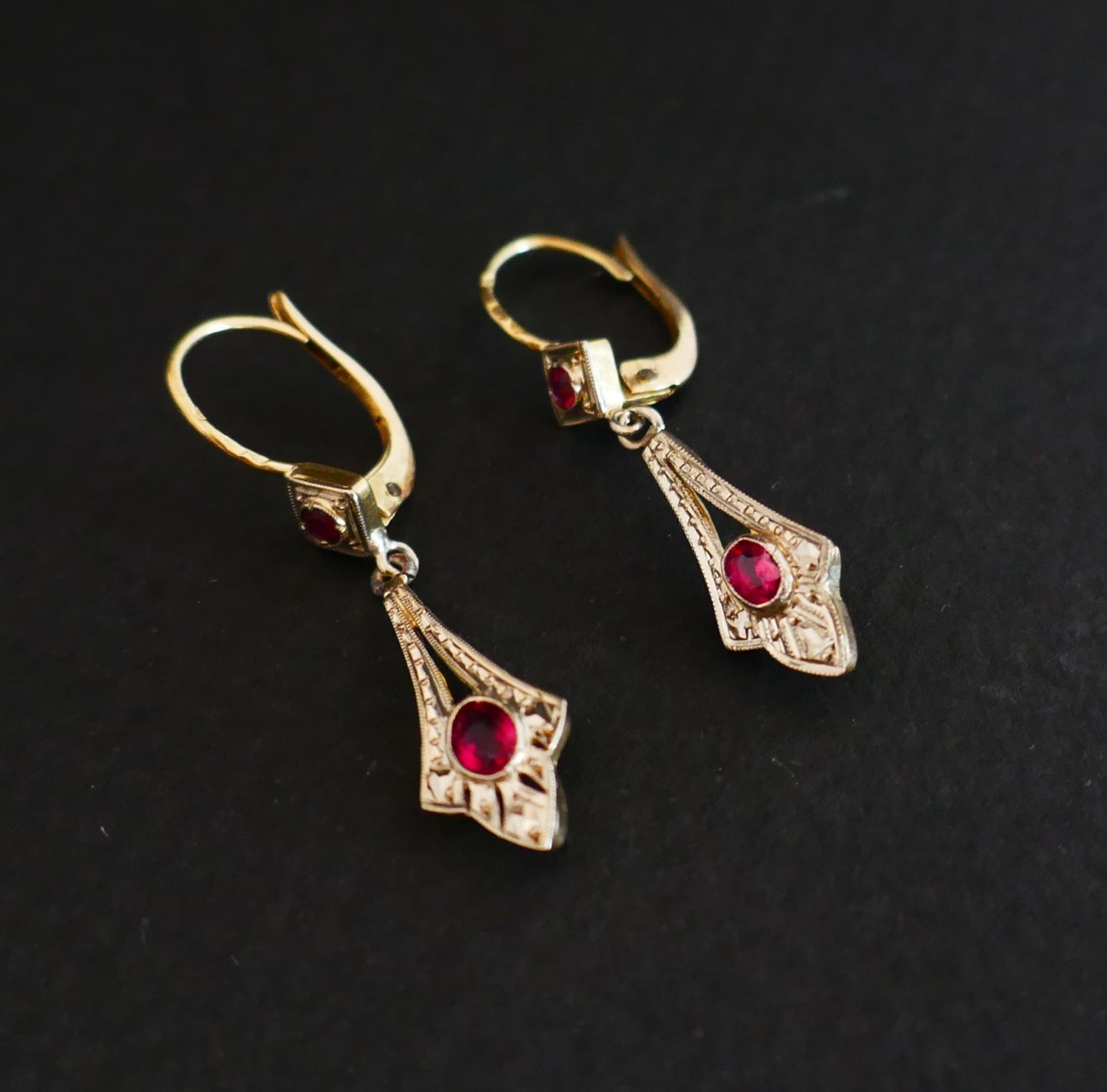 Boucles d'Oreilles anciennes en Or 2 Tons ornées de rhodolites.