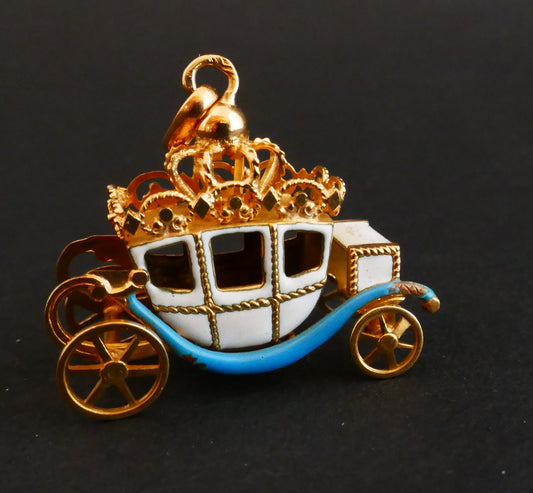 Breloque Carrosse En Or Jaune émaillé.