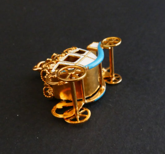Breloque Carrosse En Or Jaune émaillé.