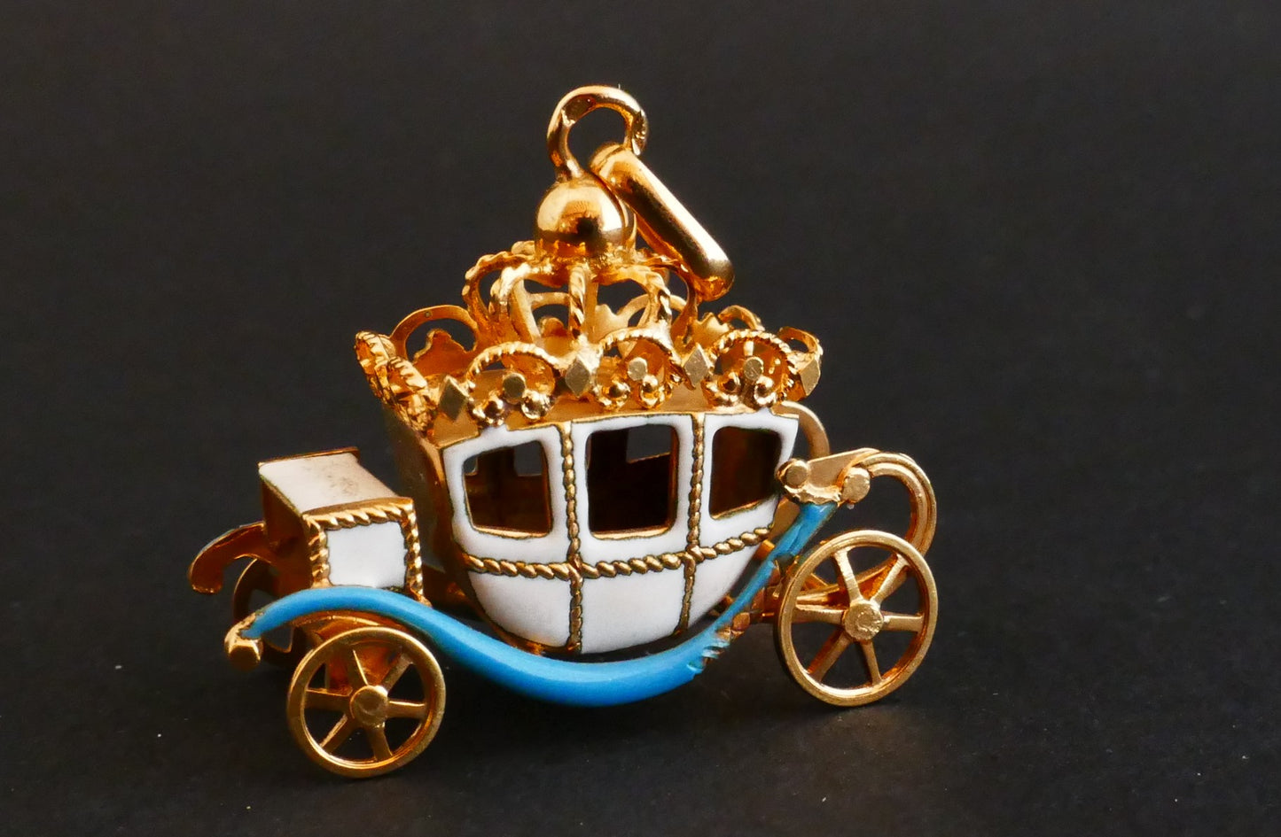 Breloque Carrosse En Or Jaune émaillé.