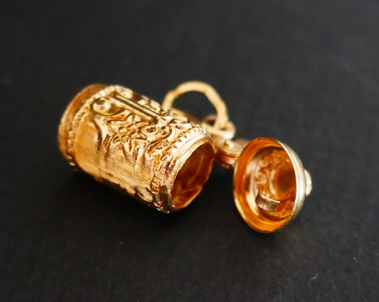 Breloque Chope De Bière, motifs d'édelweiss, Articulé sertie d'une turquoise