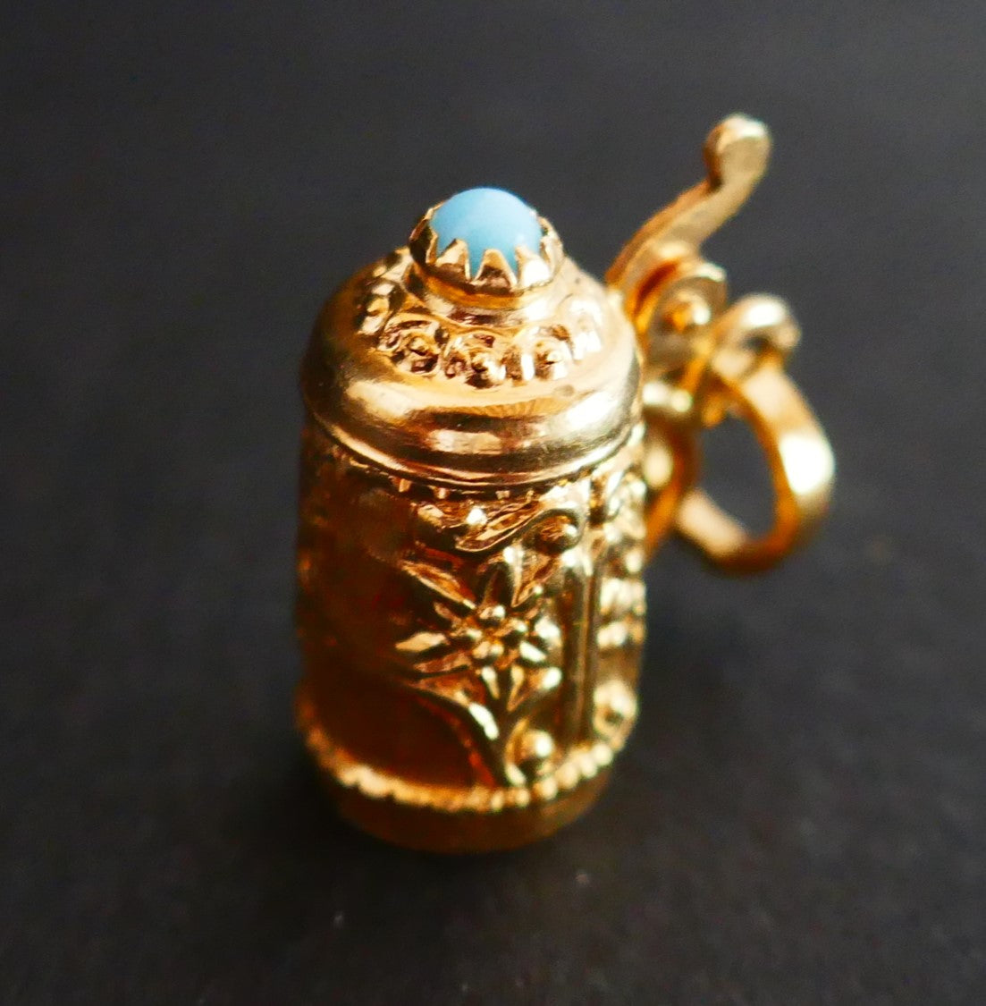 Breloque Chope De Bière, motifs d'édelweiss, Articulé sertie d'une turquoise