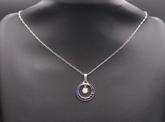 Chaîne Et Pendentif Art Déco Diamant Et Saphirs Calibrés.