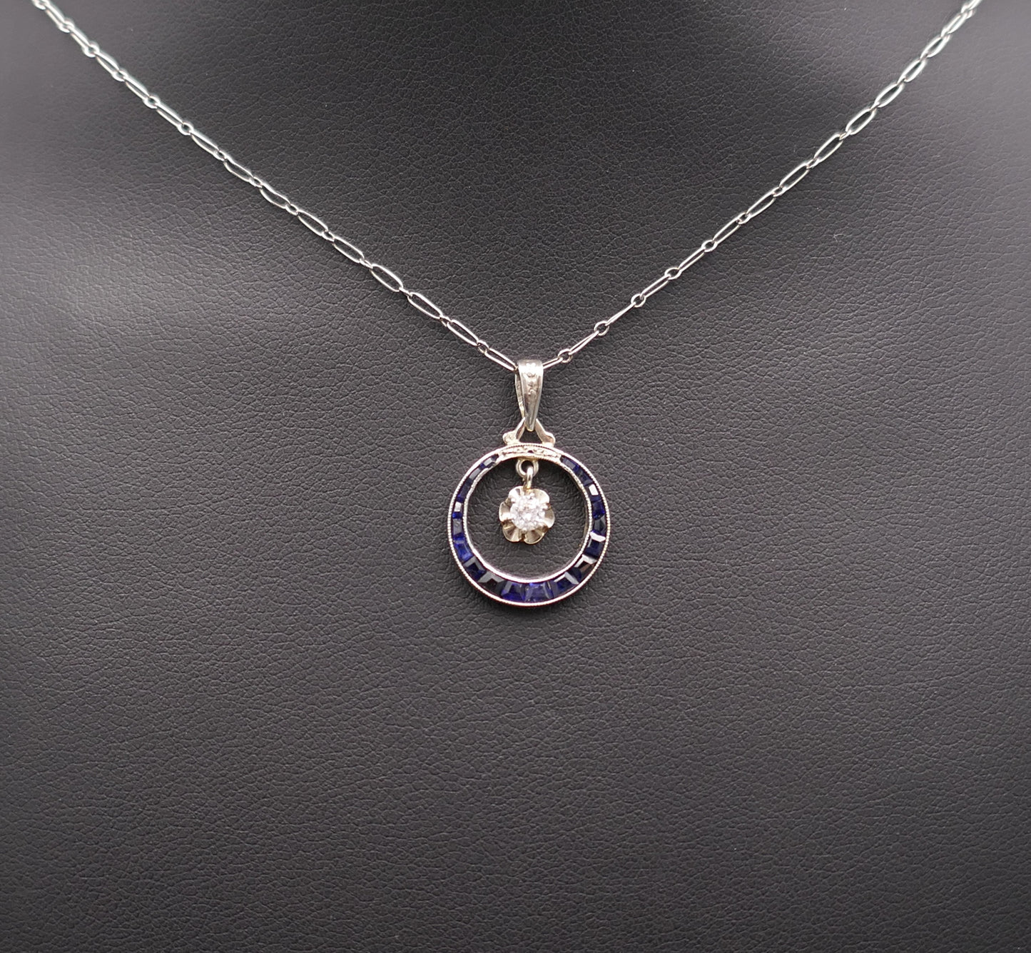 Chaîne Et Pendentif Art Déco Diamant Et Saphirs Calibrés.