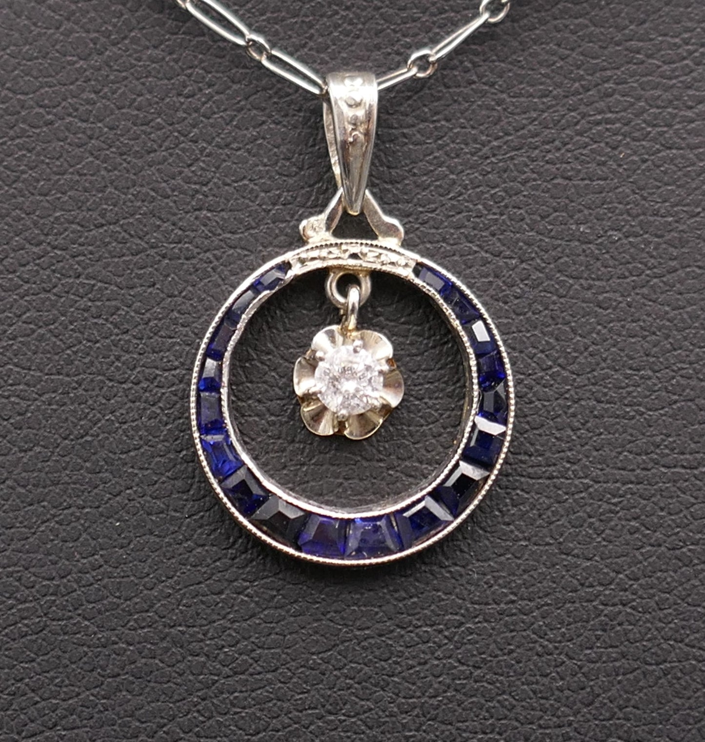 Chaîne Et Pendentif Art Déco Diamant Et Saphirs Calibrés.