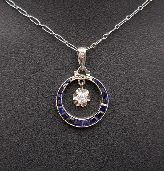 Chaîne Et Pendentif Art Déco Diamant Et Saphirs Calibrés.