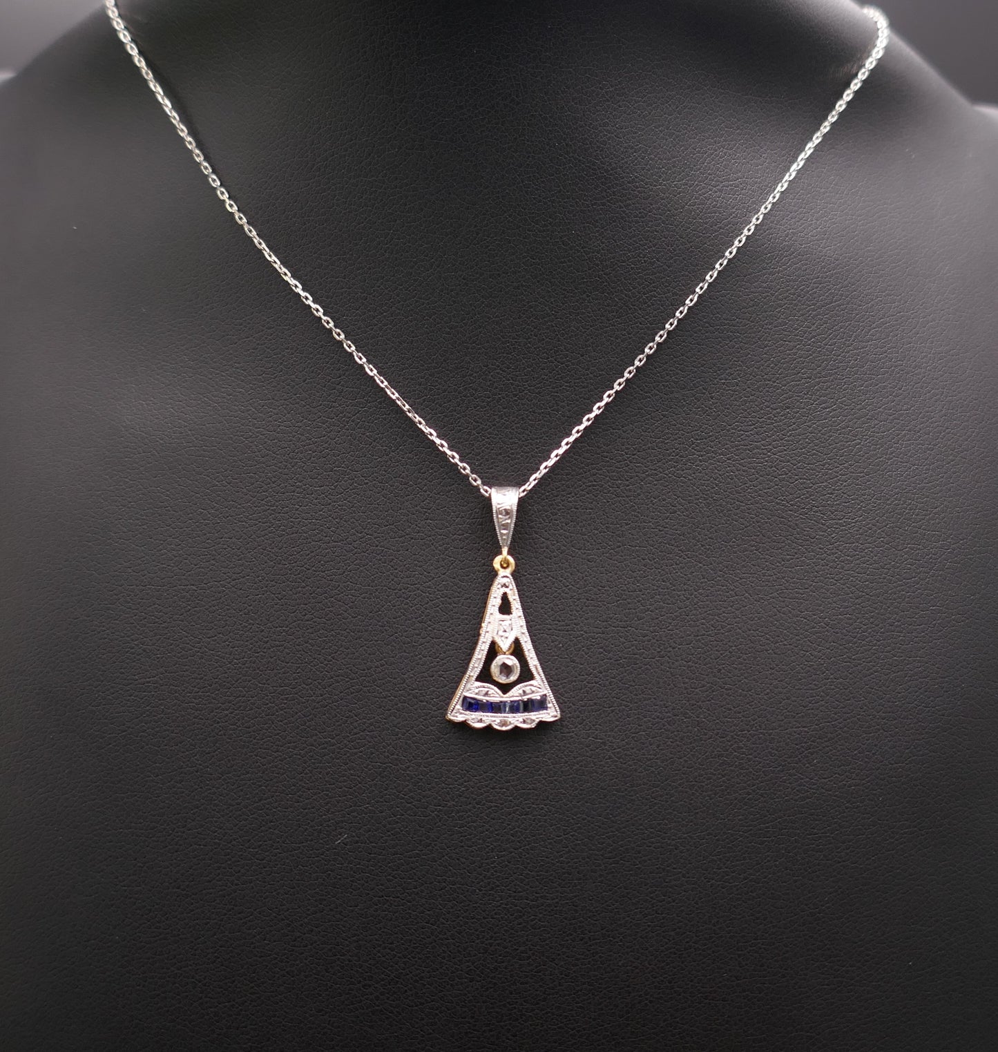 Pendentif Art Déco Diamant Et Saphir Calibrés, Or 18 Carats.