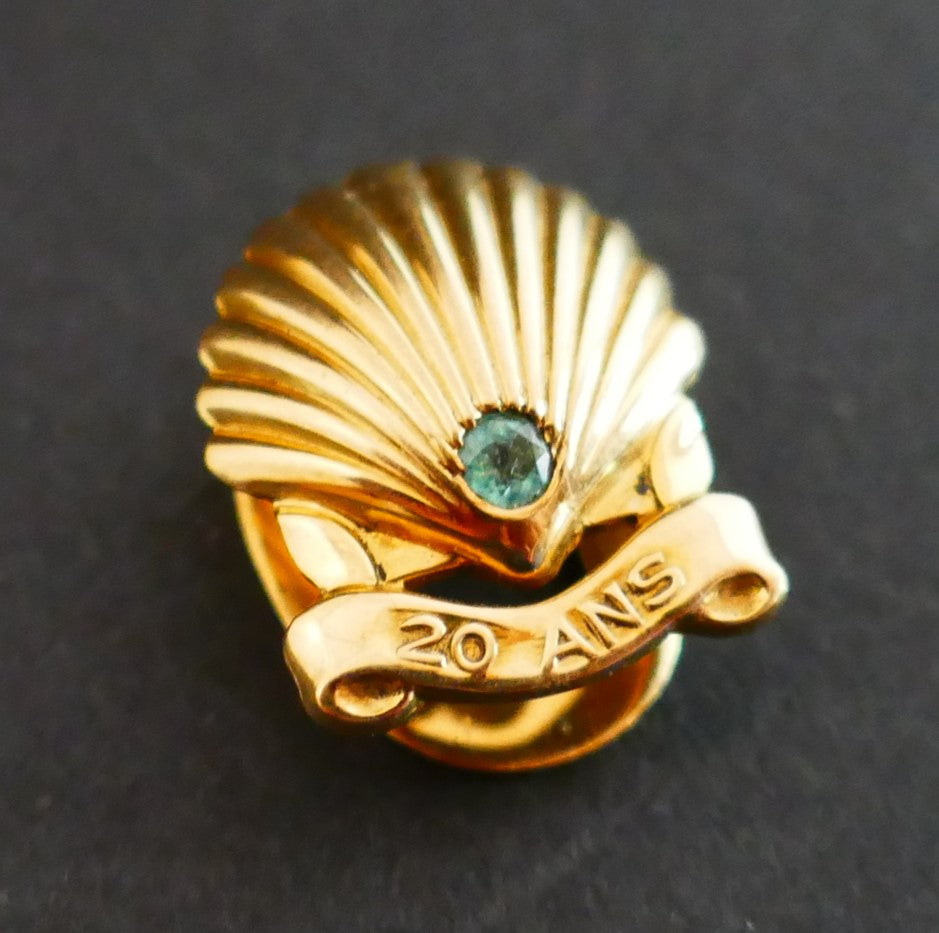 Cartier Boutonnière Coquille Saint Jacques Or 18 Carats Et émeraude