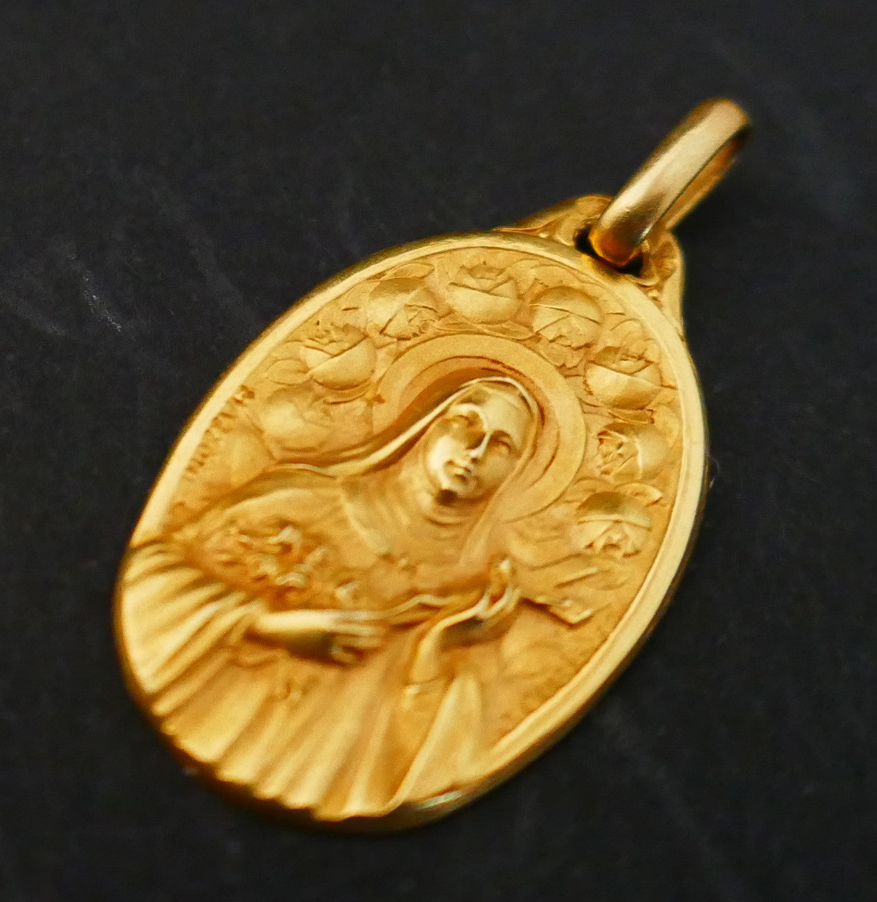 Augis Mazzoni Médaille Art Déco De Forme Ovale, Signée