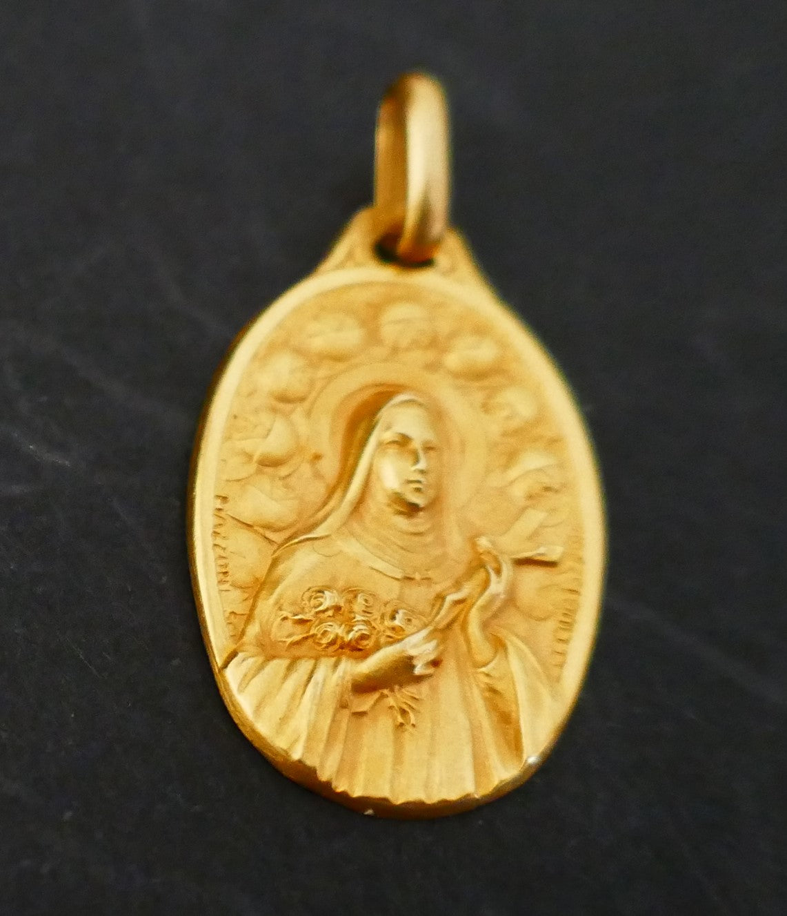 Augis Mazzoni Médaille Art Déco De Forme Ovale, Signée