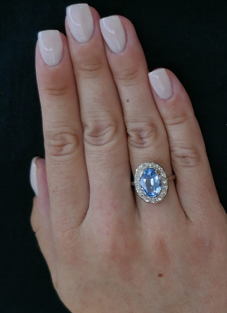 Bague Sertie d'Une Topaze Entourage Pierres Blanches