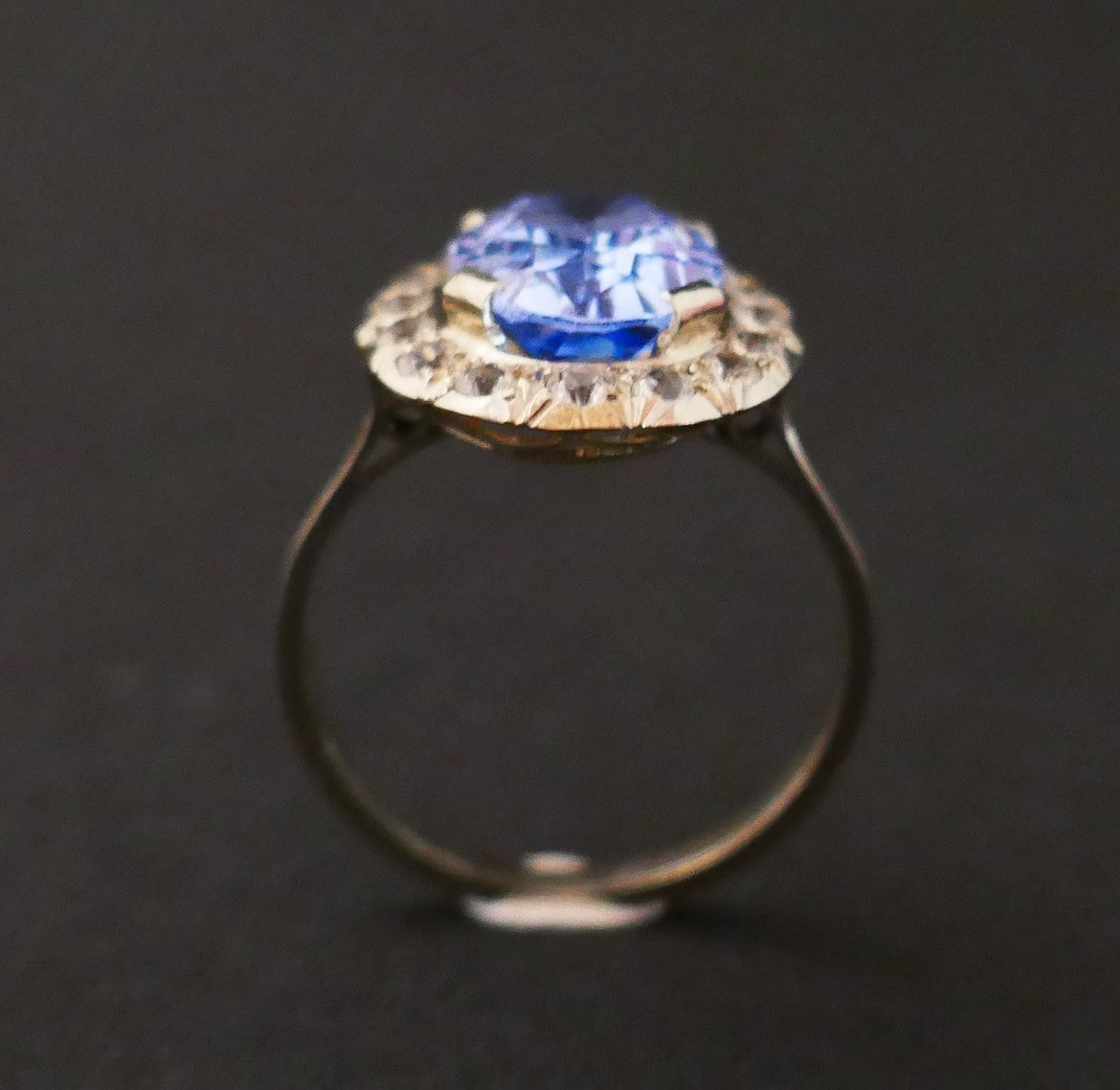 Bague Sertie d'Une Topaze Entourage Pierres Blanches