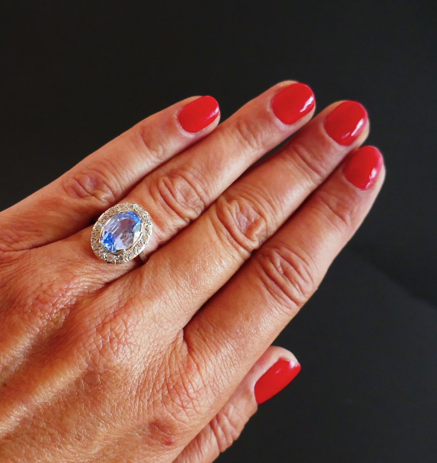 Bague Sertie d'Une Topaze Entourage Pierres Blanches