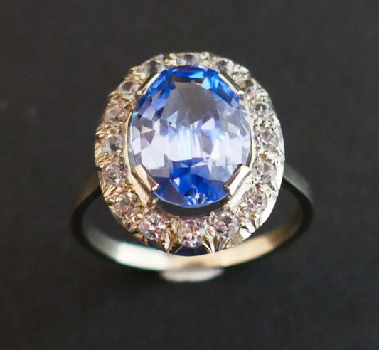 Bague Sertie d'Une Topaze Entourage Pierres Blanches