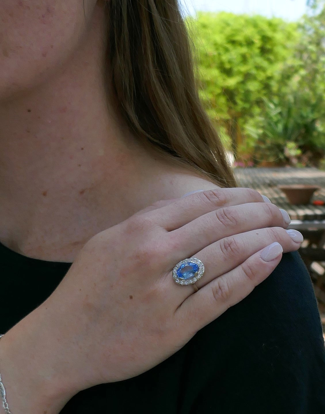 Bague Sertie d'Une Topaze Entourage Pierres Blanches