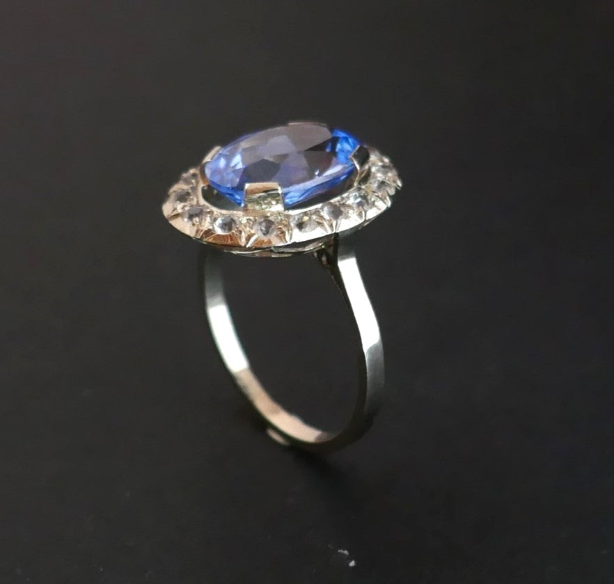 Bague Sertie d'Une Topaze Entourage Pierres Blanches