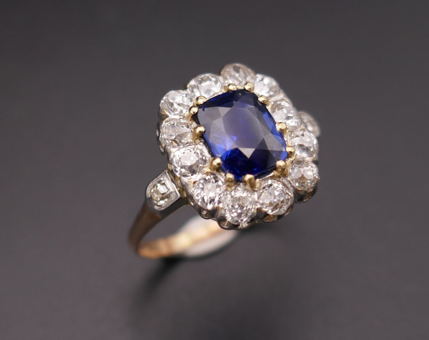 Bague Ornée d'Un Saphir Et Diamants, Or Et Platine.