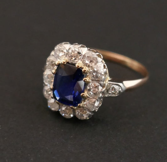 Bague Ornée d'Un Saphir Et Diamants, Or Et Platine.