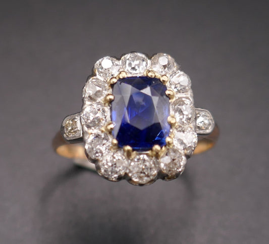 Bague Ornée d'Un Saphir Et Diamants, Or Et Platine.