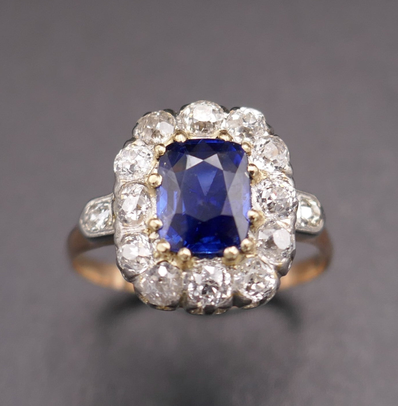 Bague Ornée d'Un Saphir Et Diamants, Or Et Platine.