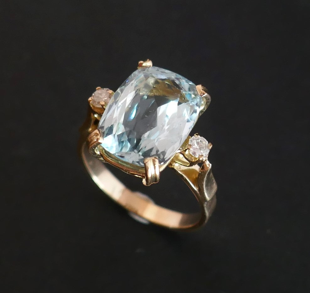 Bague Ornée d'Une Aigue Marine Et Diamants