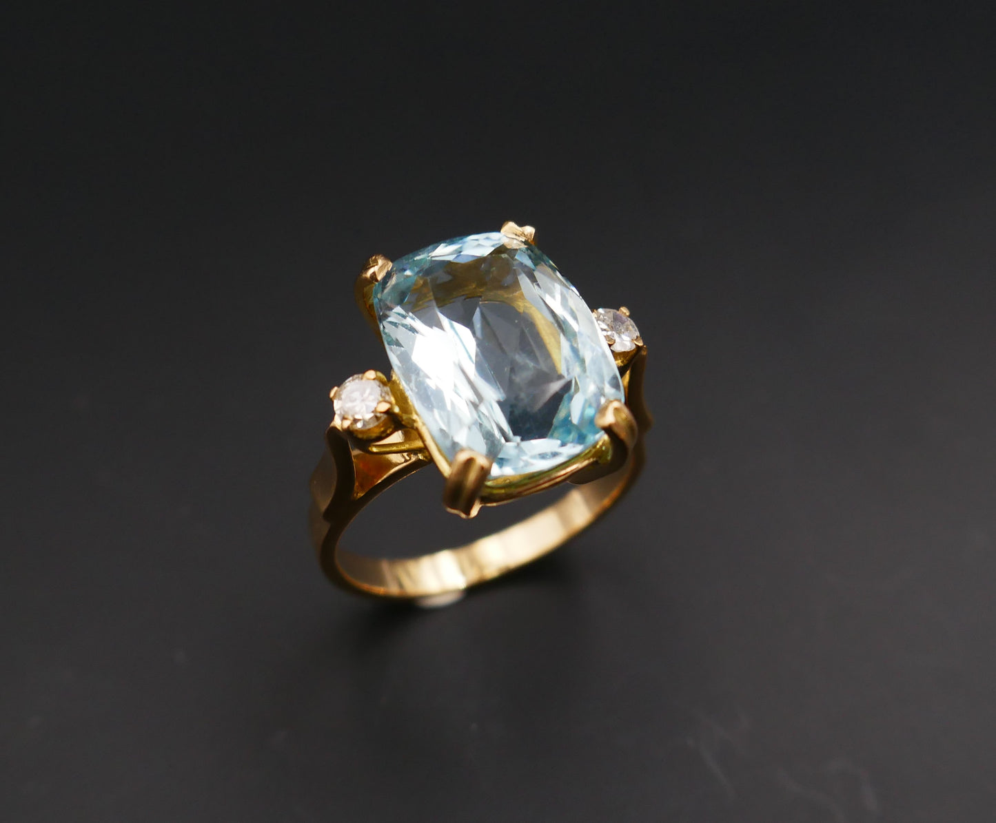 Bague Ornée d'Une Aigue Marine Et Diamants
