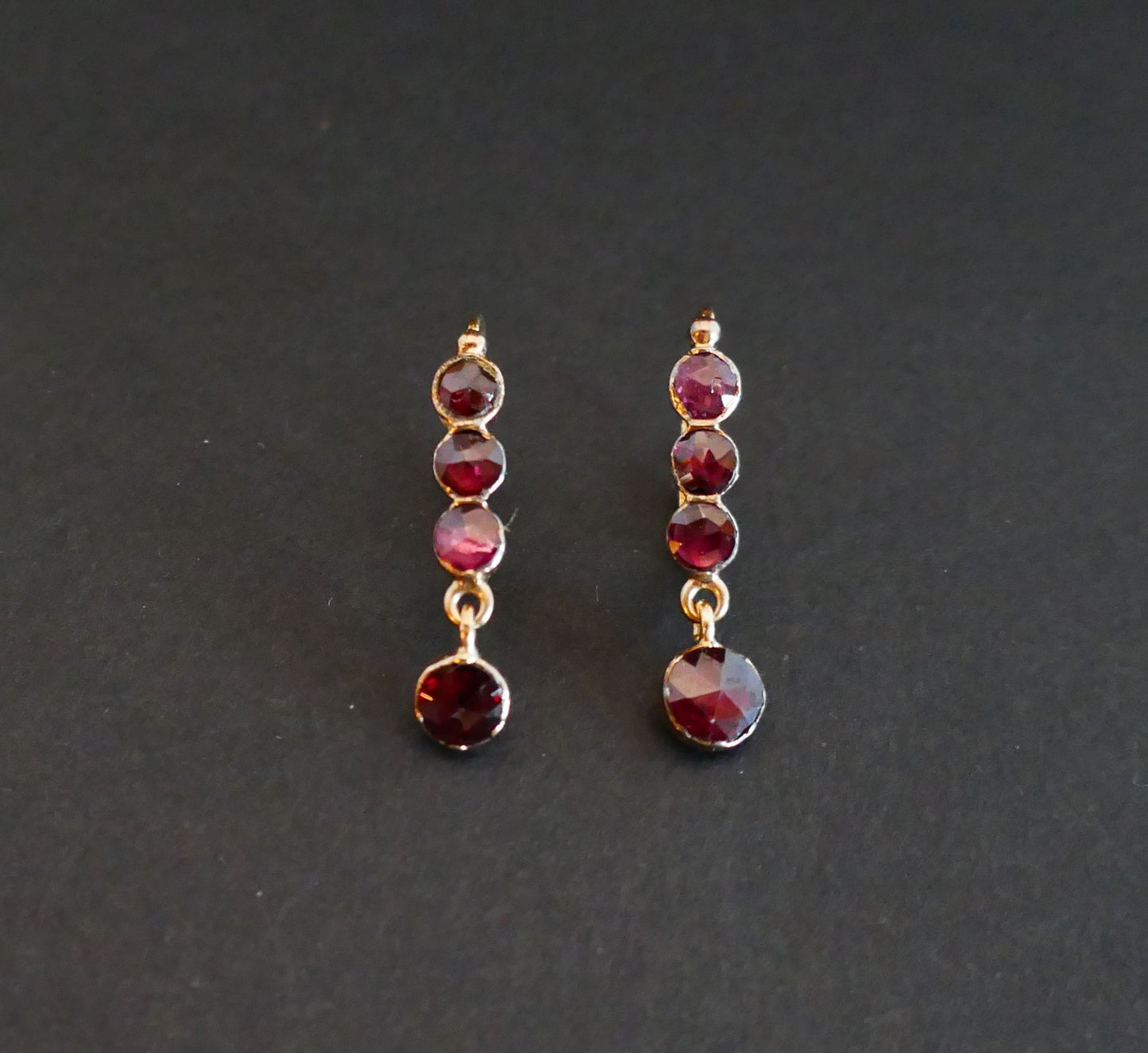 Boucles d'Oreilles dormeuses ornées de pierres, Or Rose 18 Carats