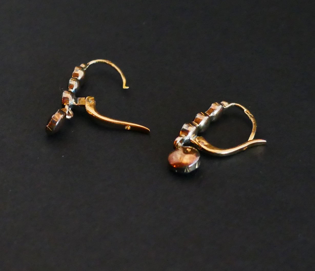 Boucles d'Oreilles dormeuses ornées de pierres, Or Rose 18 Carats