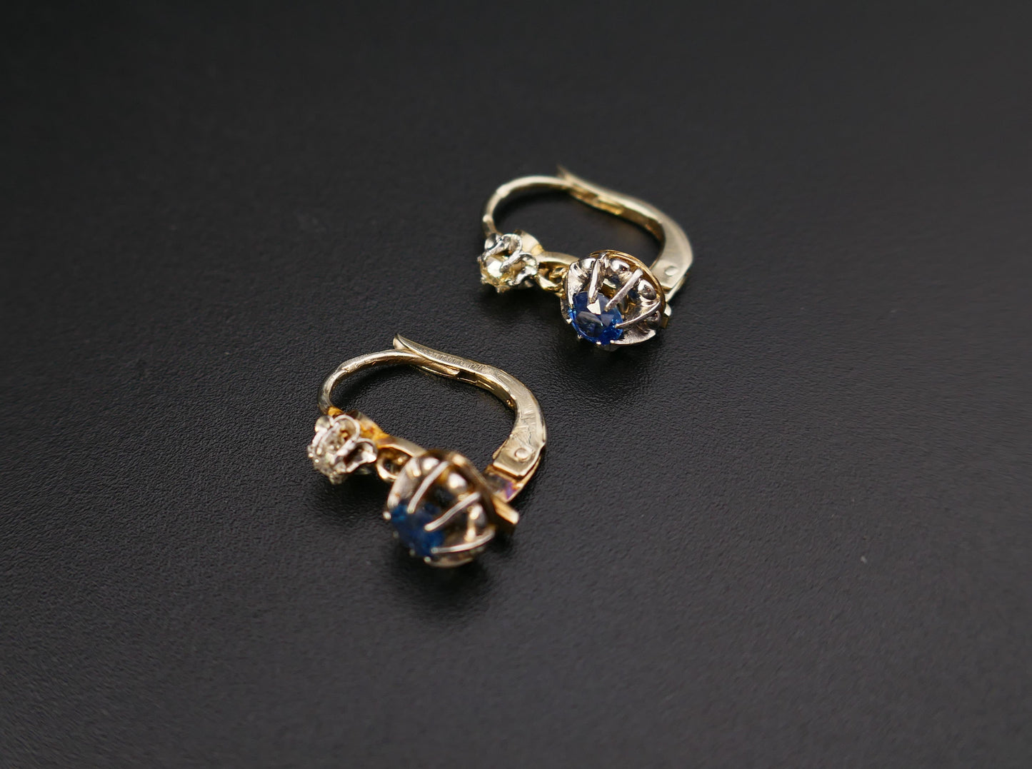 Dormeuses Saphirs Et Diamants, Platine Et Or 18 Carats.