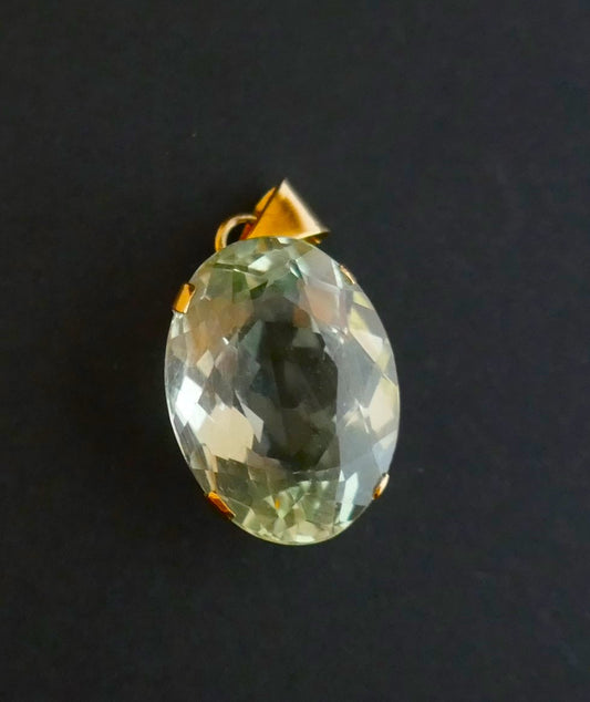Pendentif Orné d'Un Important Béryl Héliodore, Chaîne En Or Jaune 18 Carats.