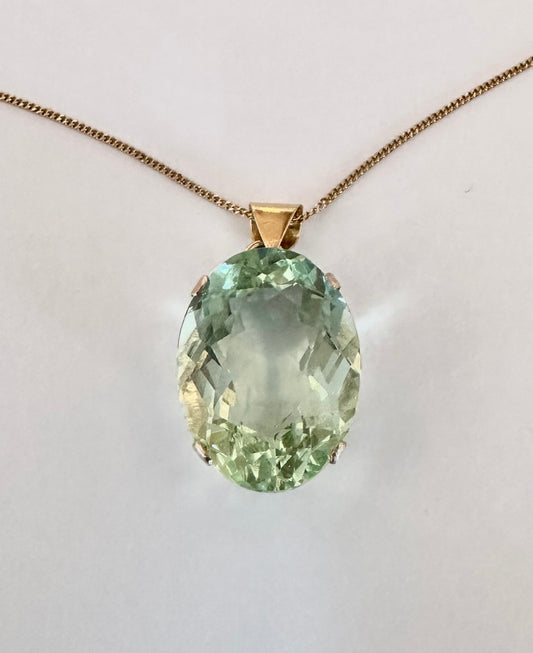 Pendentif Orné d'Un Important Béryl Héliodore, Chaîne En Or Jaune 18 Carats.