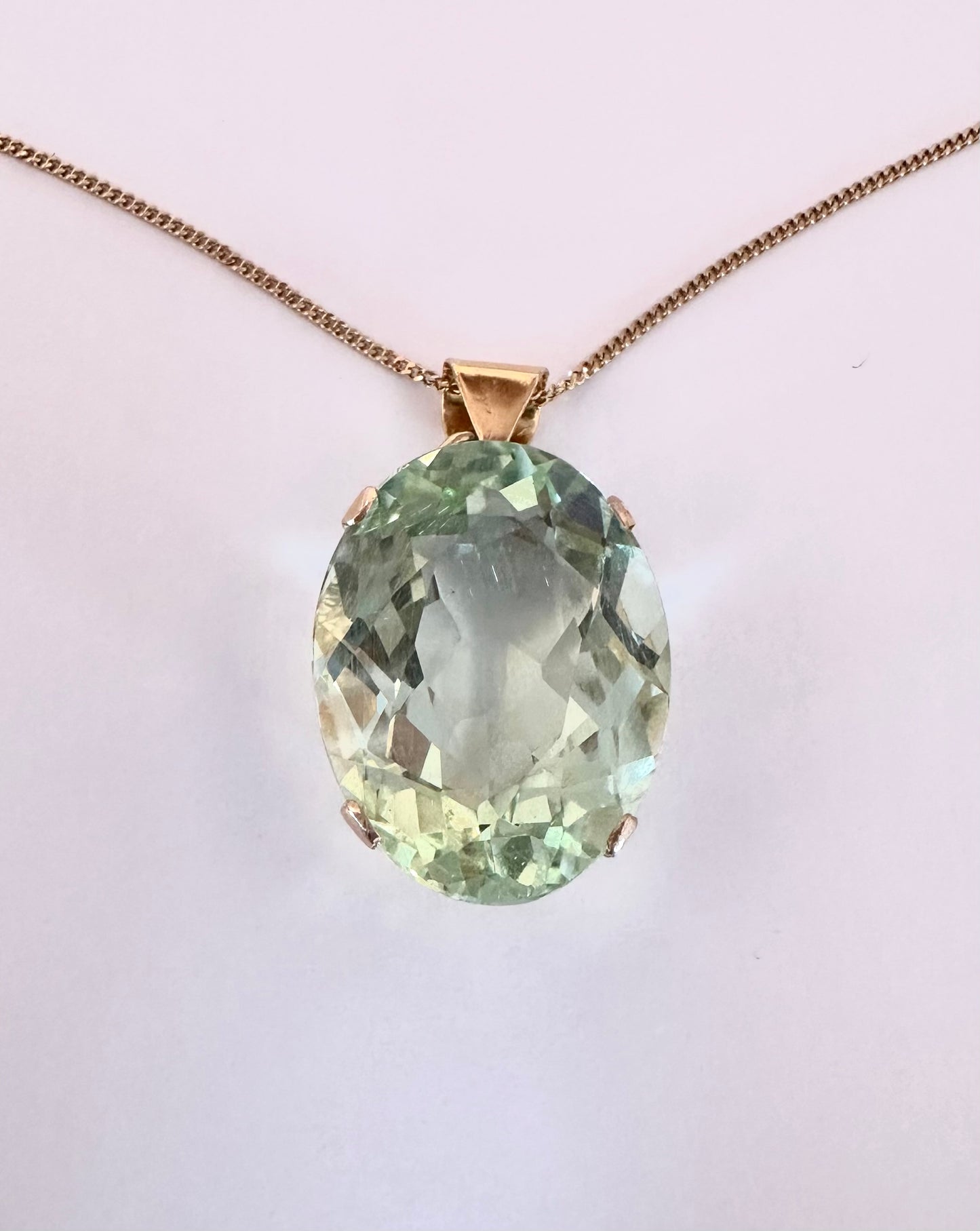 Pendentif Orné d'Un Important Béryl Héliodore, Chaîne En Or Jaune 18 Carats.