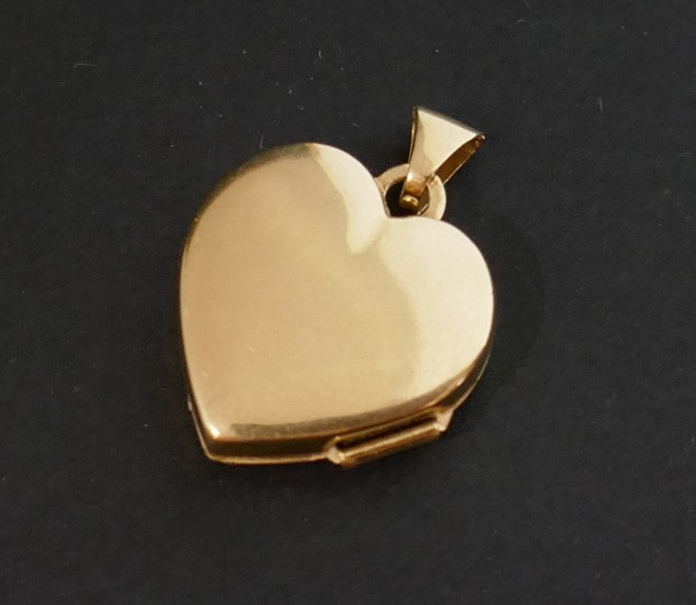 Pendentif Porte Bonheur Ouvrant Coeur gravé de 2 colombes