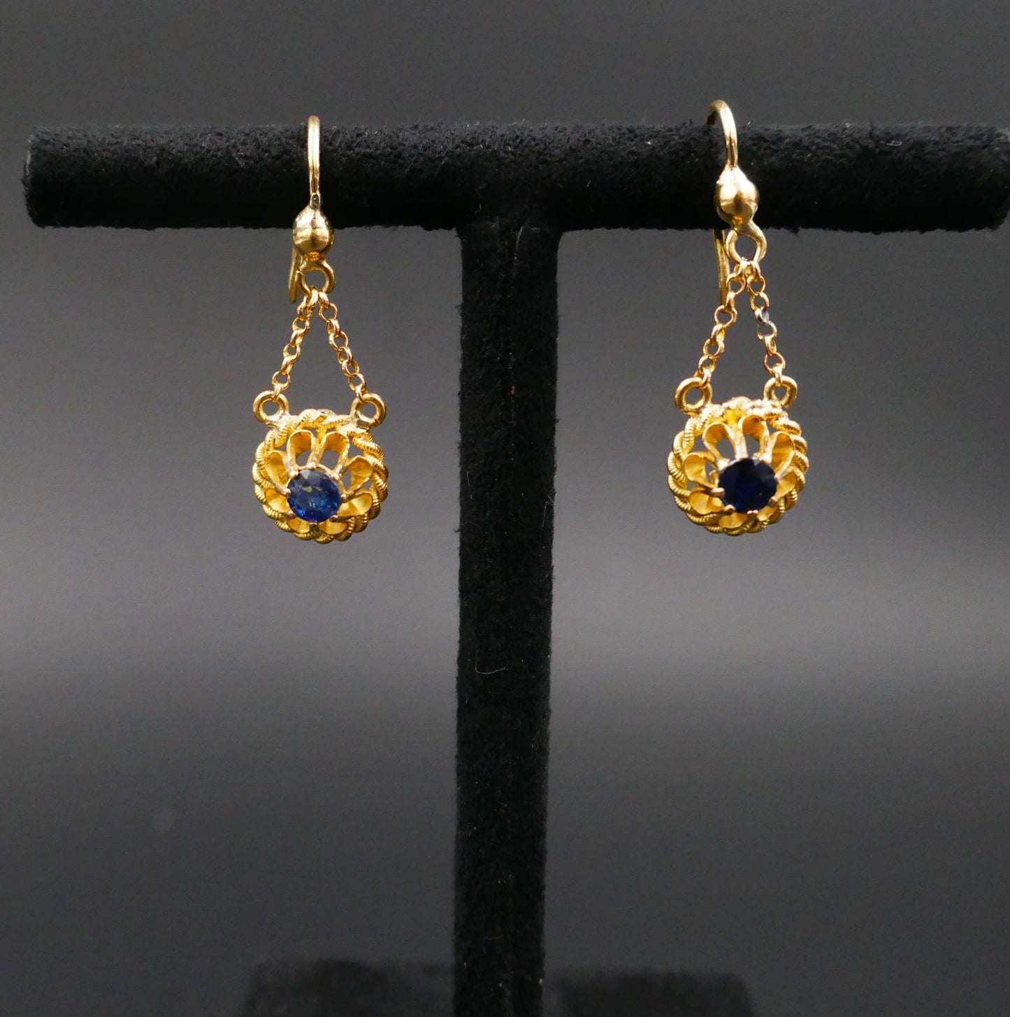 Boucles d'oreilles saphirs, or 18 carats.