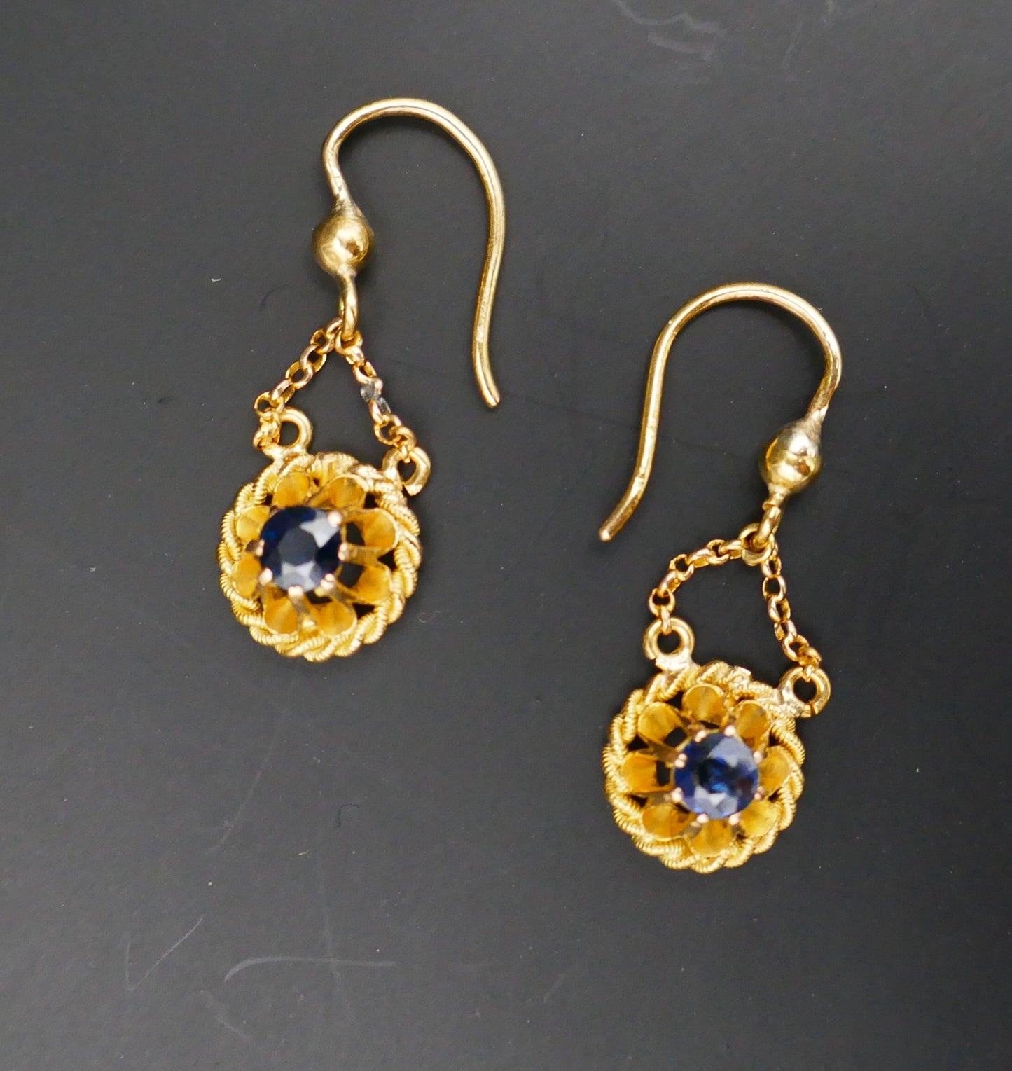 Boucles d'oreilles saphirs, or 18 carats.
