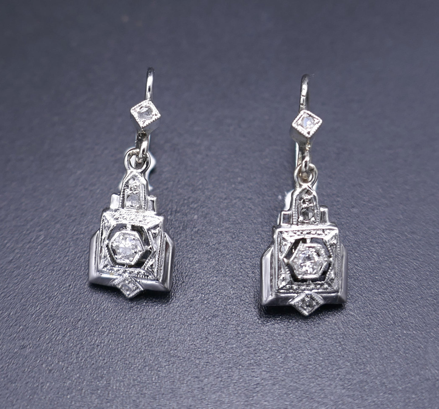 Boucles d'Oreilles Art Déco ornées de diamants