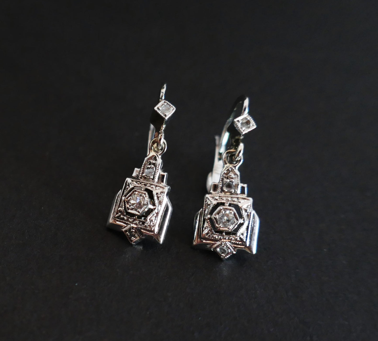 Boucles d'Oreilles Art Déco ornées de diamants