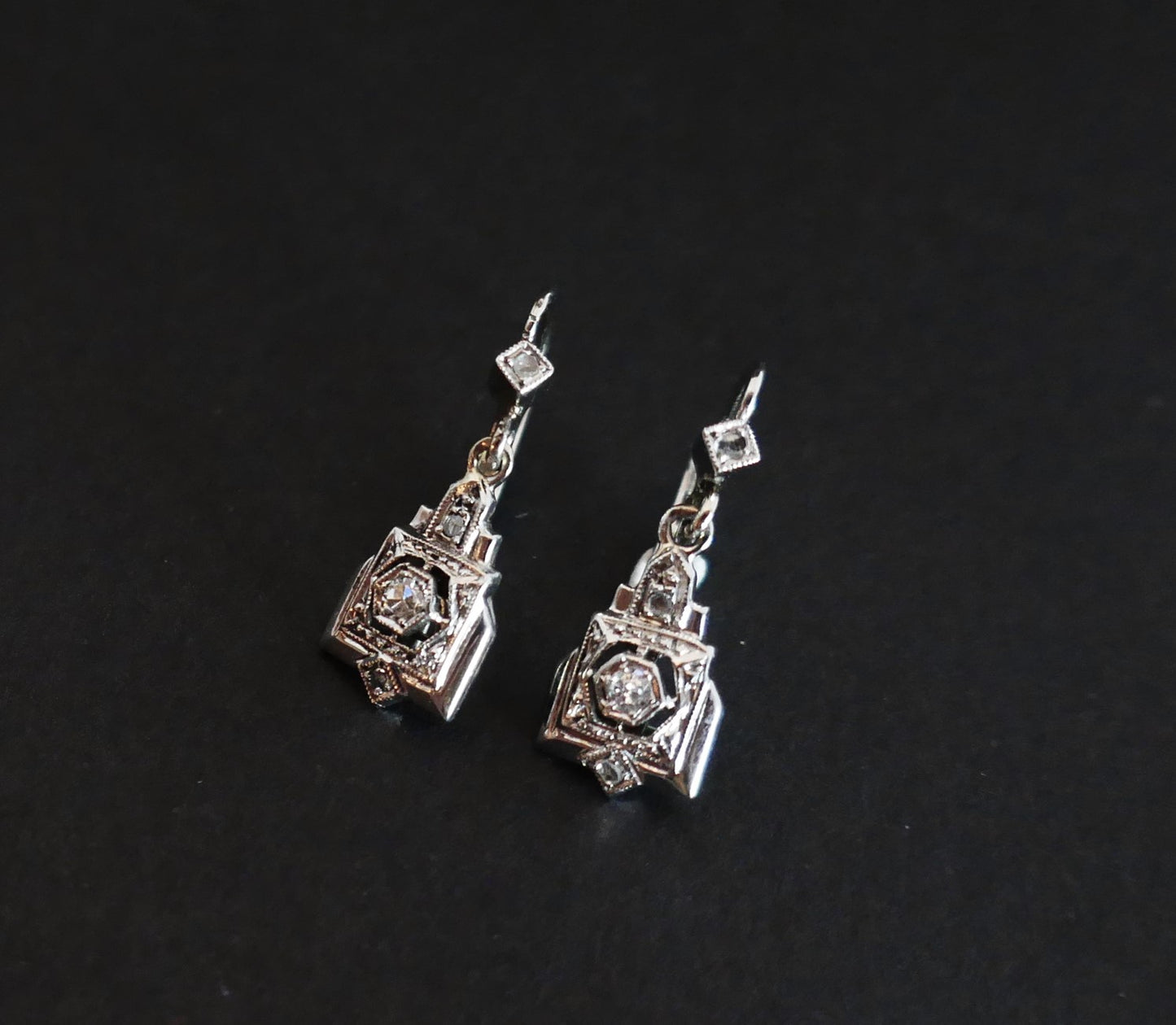 Boucles d'Oreilles Art Déco ornées de diamants