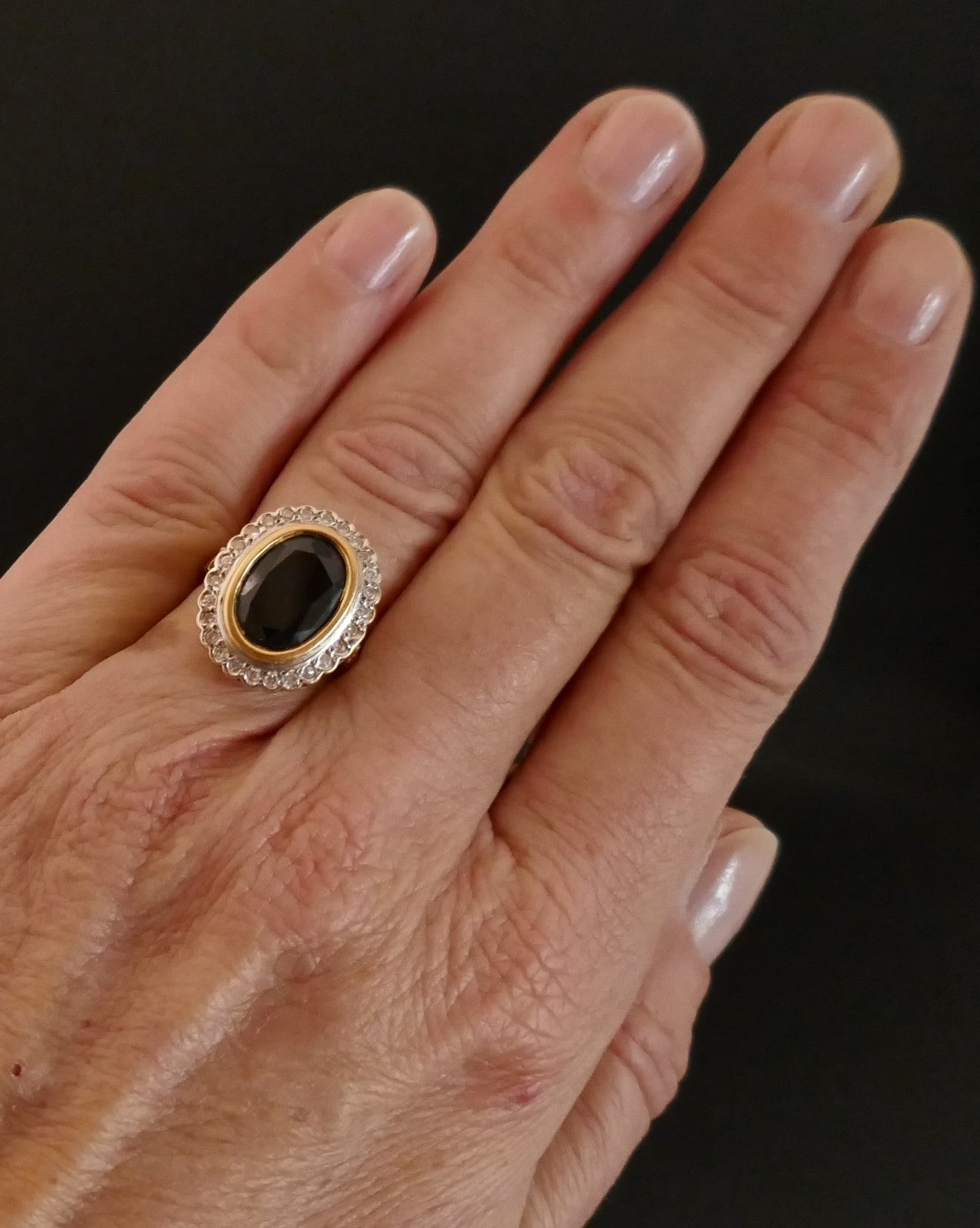 Bague Ornée d'Un Saphir Entourage Diamants